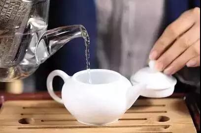 先注温水入空壶,称为"温壶",是为了控制好壶温,不致于再注水时被壶